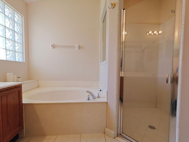 Building Photo - Florida Living at Its Best – 3BR Home with Hot Tub & Resort Amenities