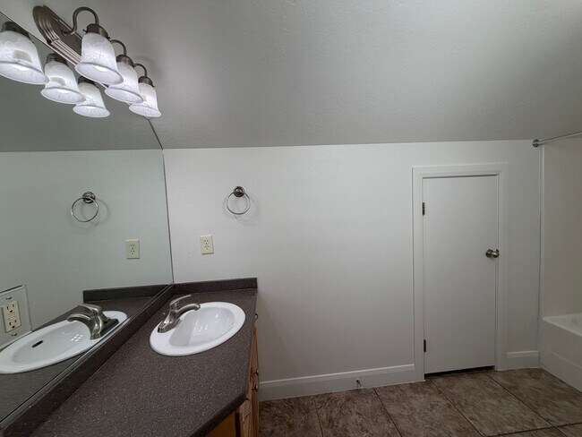 Building Photo - MCKENNA COTTAGES FOR RENT IN DOWNTOWN ST. GEORGE!