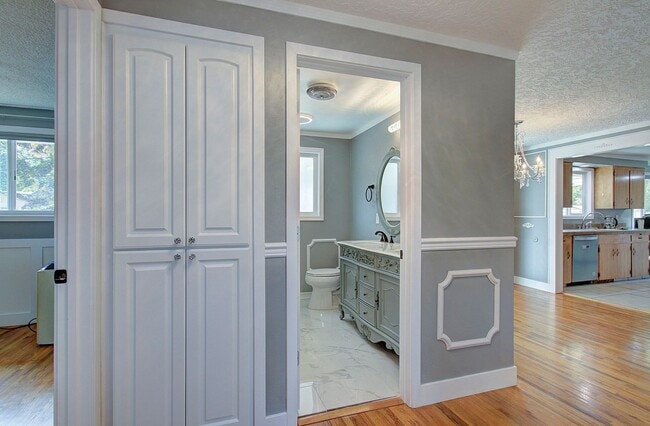 Building Photo - Welcome to this Beautifully Remodeled Ranc...