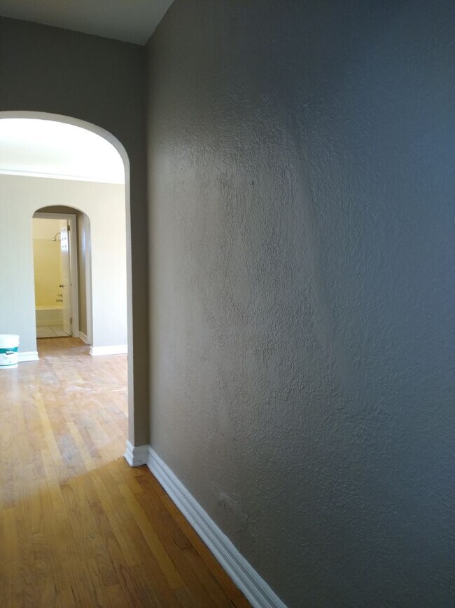 Building Photo - Charming Large 1 Bedroom in the Heart of the City