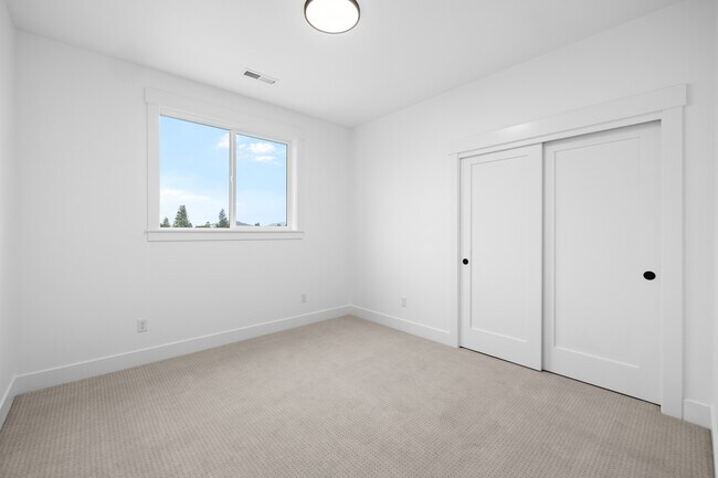 Building Photo - 111 Golf View Dr
