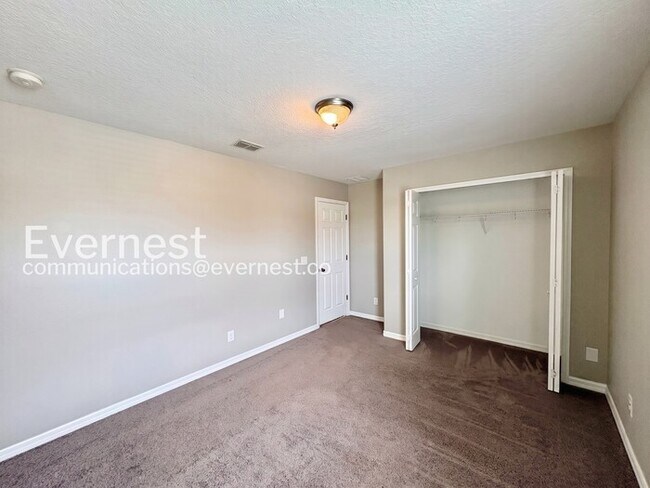 Building Photo - 4 Bed, 3 Bath Home with Garage / Pet-Friendly / Vouchers Accepted / Available Now!
