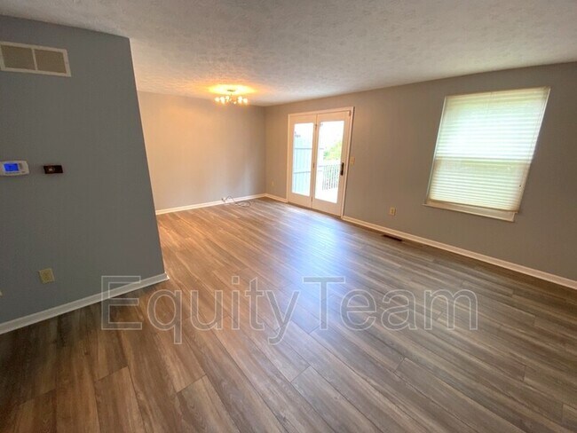 Building Photo - 812 Woodlyn Dr S