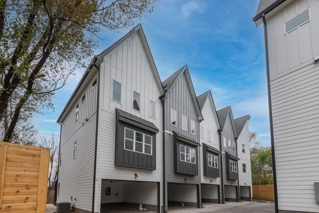 Building Photo - Welcome to Your Stylish Haven in Vibrant East Nashville!