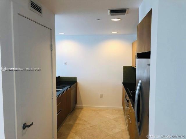 Building Photo - 1060 Brickell Ave