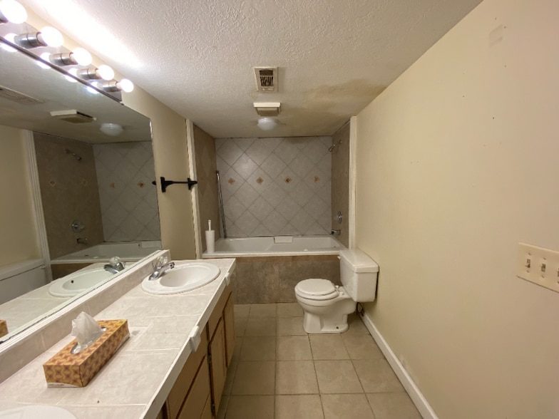 Building Photo - 1811 Central Blvd