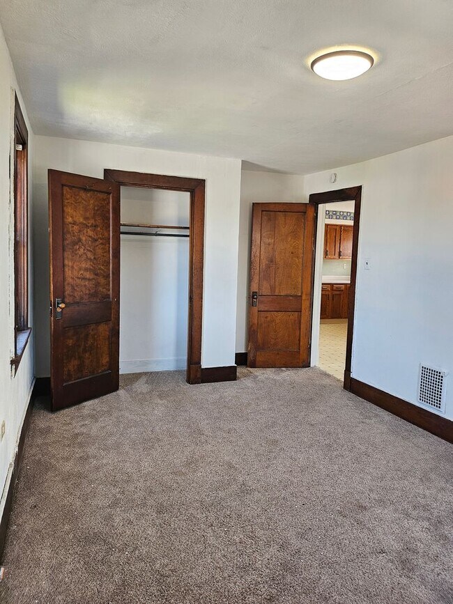 Building Photo - 627 5th Ave