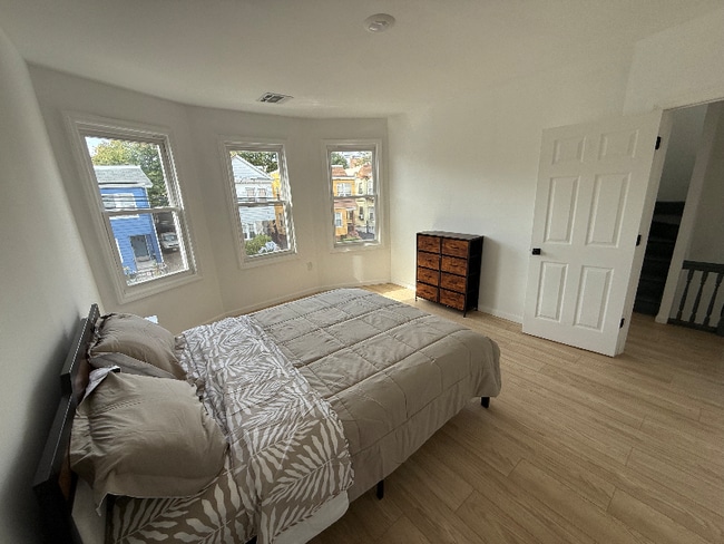 Building Photo - 32 Palm St