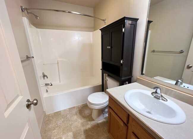 Building Photo - Mid-Term Unfurnished, 3 Bed 2.5 Bath Condo