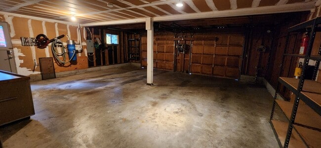 Building Photo - LYNNWOOD Spacious 3 bdrm + Den & Family Room Home