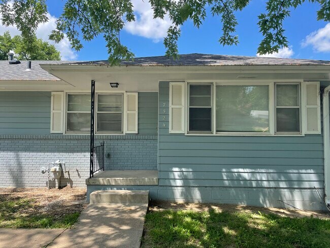 Primary Photo - Blondo Street