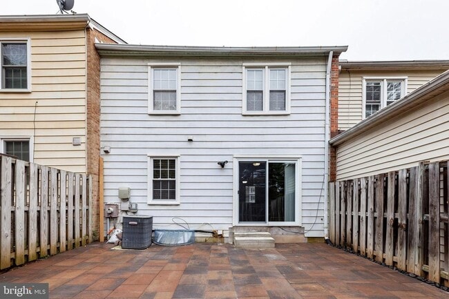 Building Photo - 18 Chantilly Ct