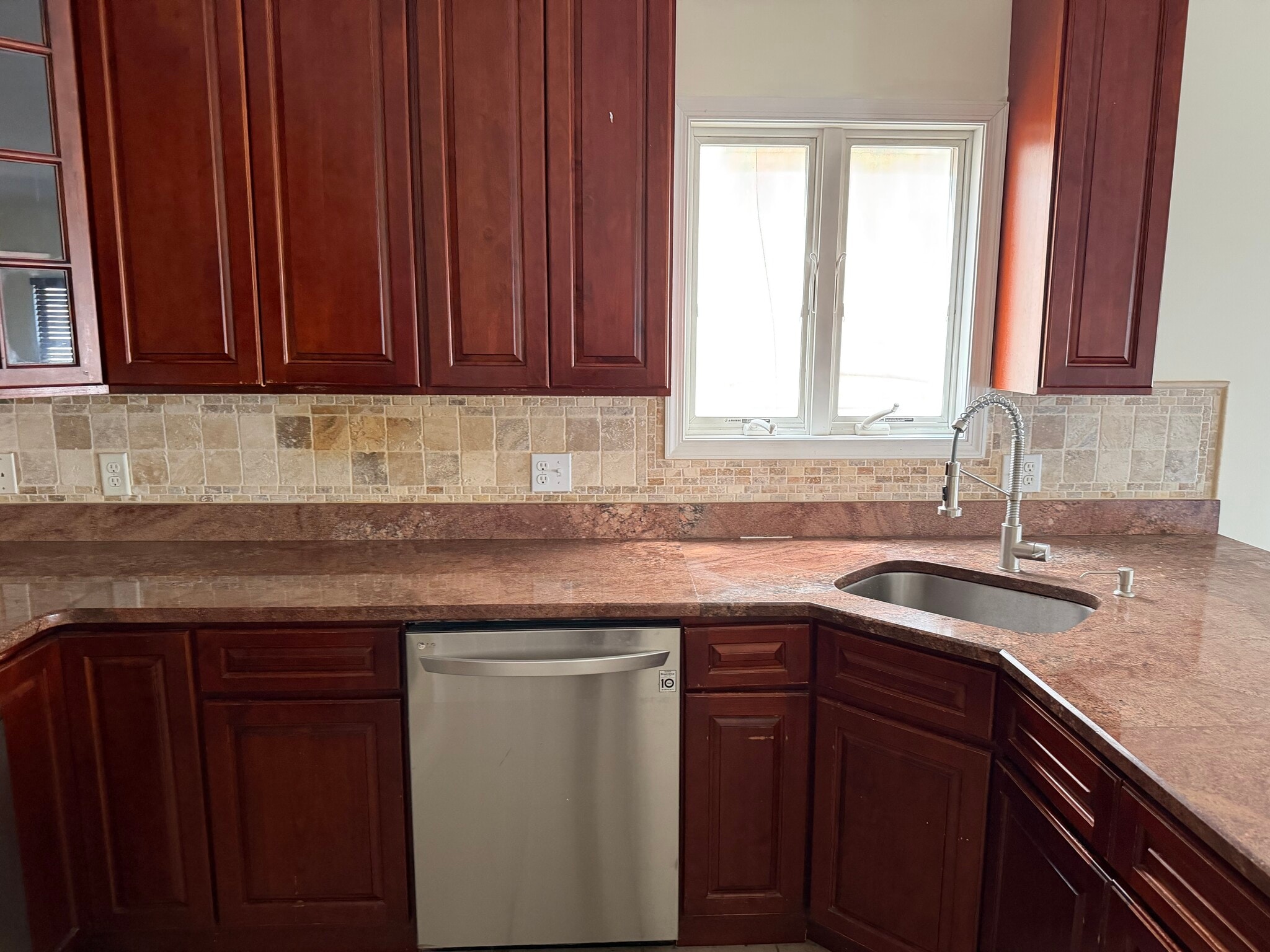 Kitchen - 43 Ravine Ave