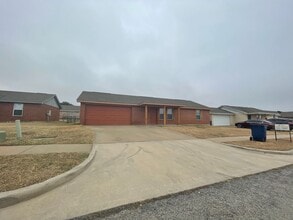 Building Photo - Beautiful home close to down town Granbury and Schools