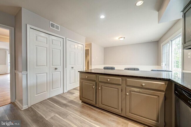 Building Photo - 5465 Cheshire Meadows Way