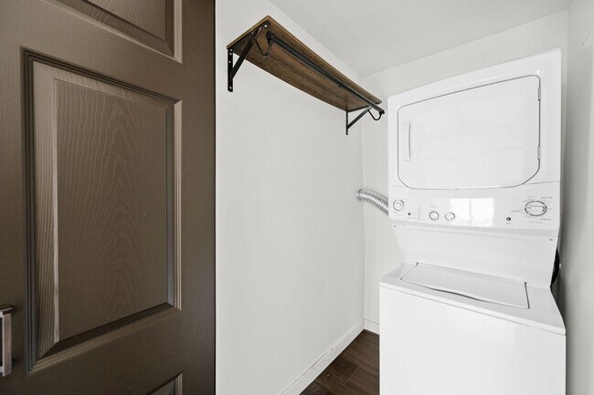 Building Photo - 1915 Apex Ave