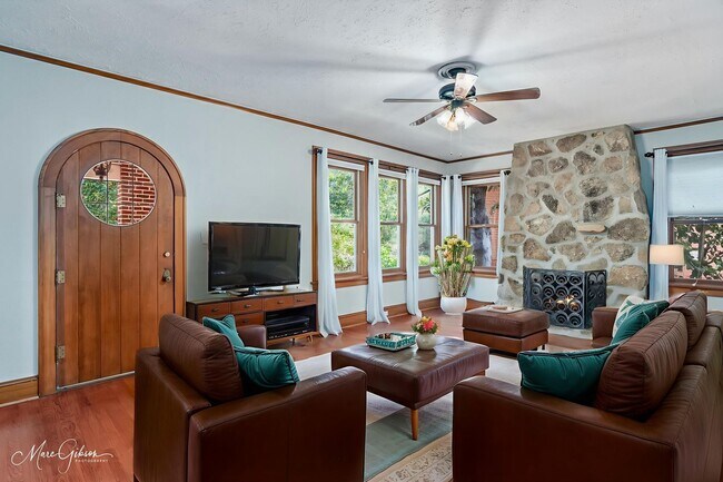 Building Photo - Beautiful 3 Bed 3 Bath