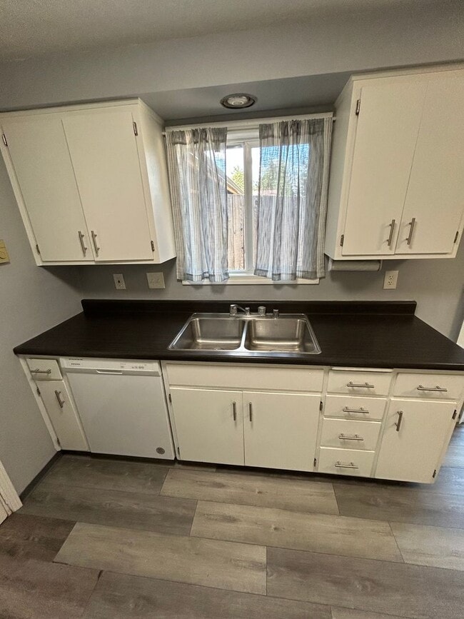 Building Photo - 24783 Parkside Dr