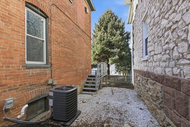 Building Photo - 305 W Broadway