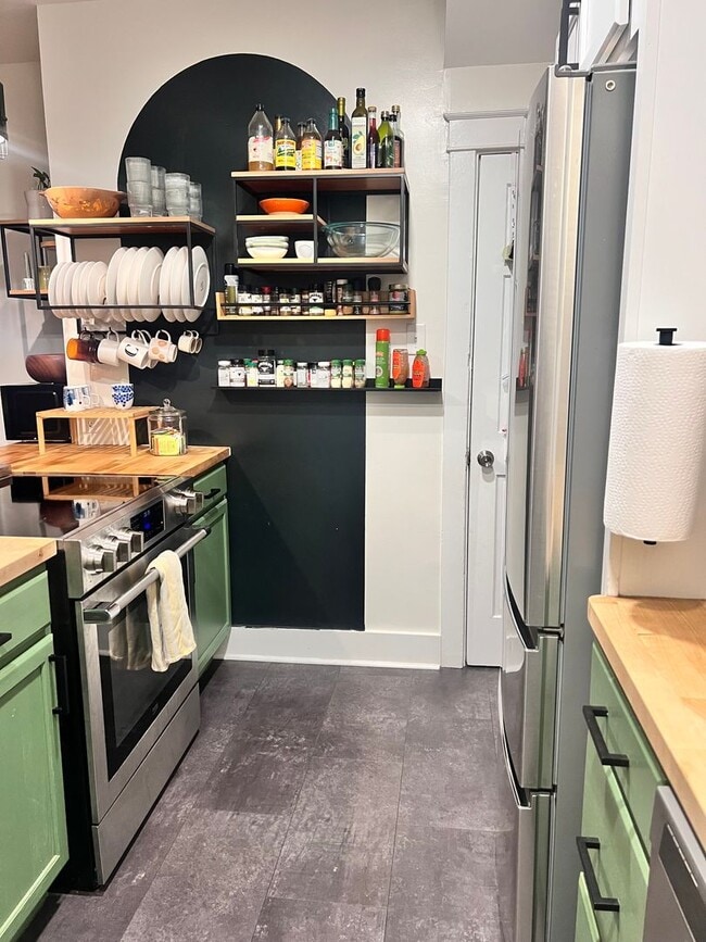 Building Photo - Charming Reynolds Ave Rental – Spacious Yard, Stylish Kitchen, Great Location