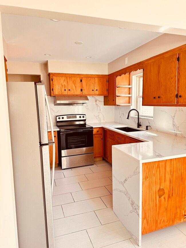 Building Photo - 2823 W 71st St