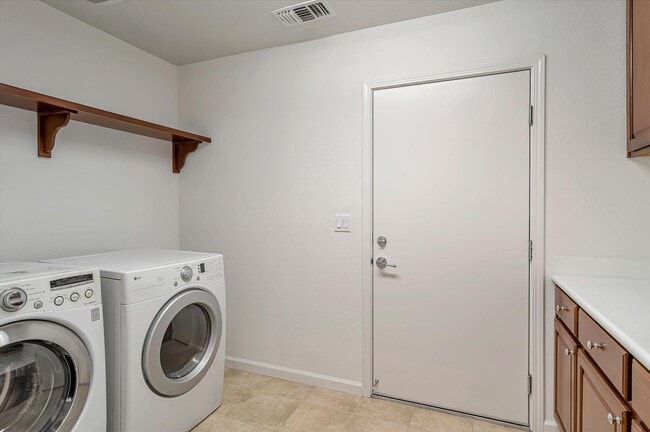 Building Photo - Gorgeous 2 Bedroom 2.5 Bathroom Townhome - Incredible Location