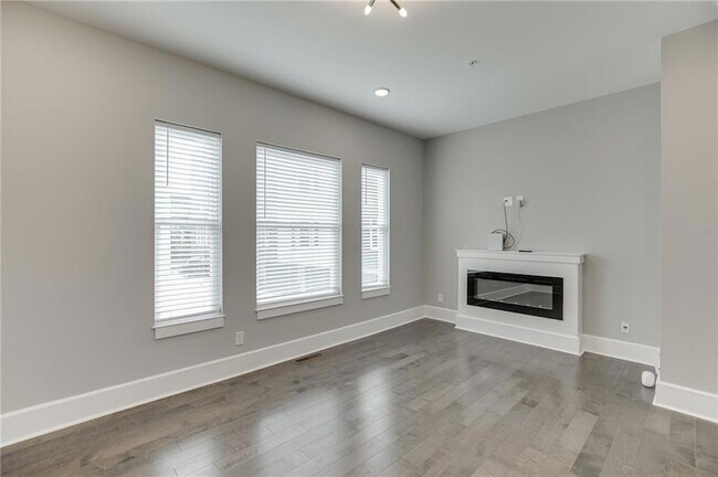 Building Photo - 456 Parkway Dr NE