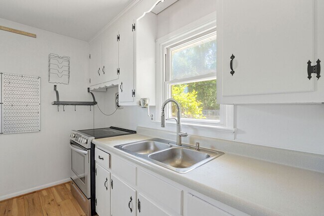 Building Photo - Beautiful 2 Bedroom Corner Lot Property Near Forest Hill Ave ***Available May 2026***