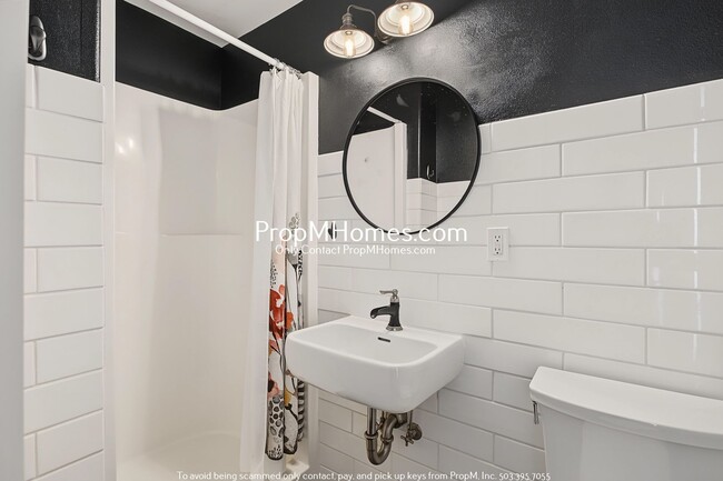Building Photo - 503 NE Birchwood Terrace