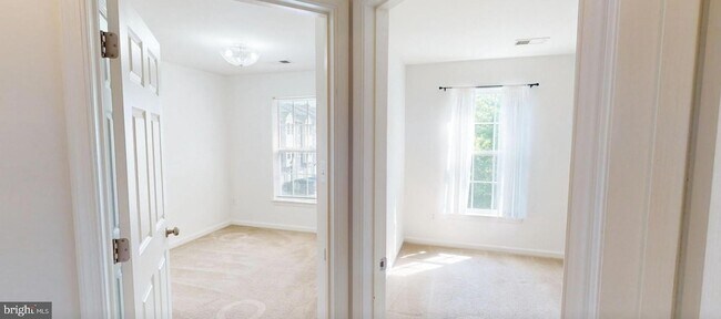 Building Photo - 60 River Ln