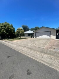 Building Photo - LARGE 4 BEDROOM 2 BATHROOM HOME IN THE PEPPERTREE SUBDIVISION