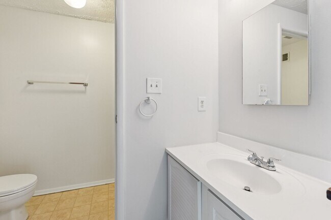 Building Photo - Conveniently located in the Courts of Tysons!