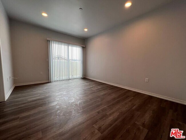 Building Photo - 1529 N Kingsley Dr