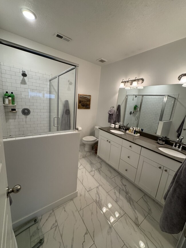 Huge master bathroom - 50 W Gentile St