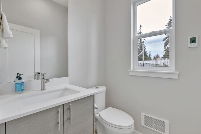 Building Photo - 3bed/2.5 Bath Modern Comfort Meets Elegant Design