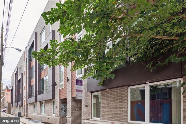 Building Photo - 708 S Sartain St