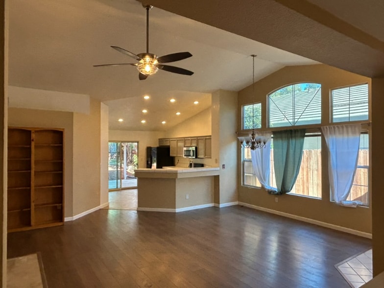 Building Photo - 8464 Banyon Tree Ct