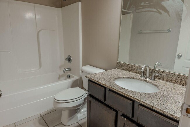 Building Photo - 884 Sugarbush Trail