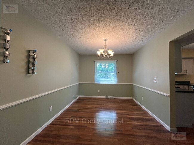 Building Photo - Updated Gahanna Home with Finished Basement & Fenced Yard