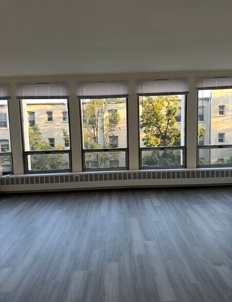 Building Photo - 1400 E 55th Pl