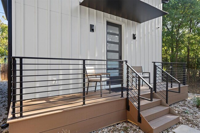 Building Photo - 1100 Romeria Dr