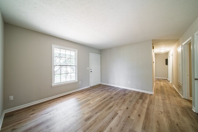 Building Photo - Move in Ready!  Spacious 3 Bedroom 2 Bath! Section 8!