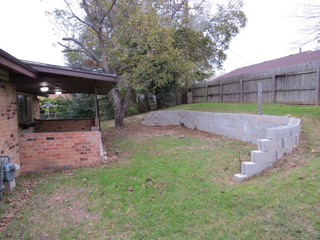 Building Photo - 414 W Voelter Ave