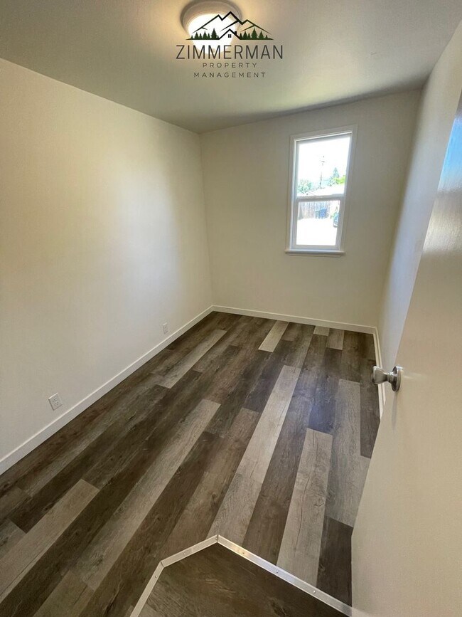 Building Photo - Newly remodeled house in a quiet neighborhood in Springfield