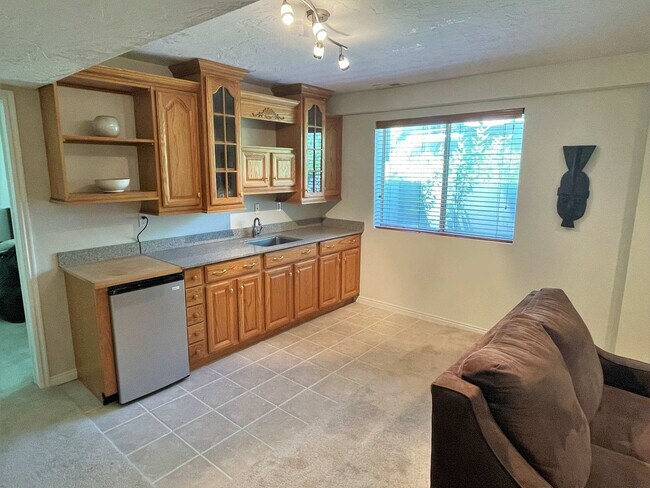 Building Photo - 2009 Sweetbriar Ln