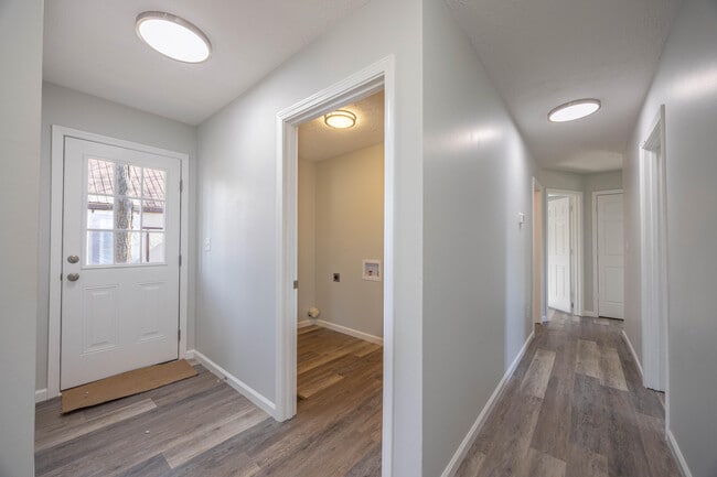 Building Photo - 140 Levy Rd