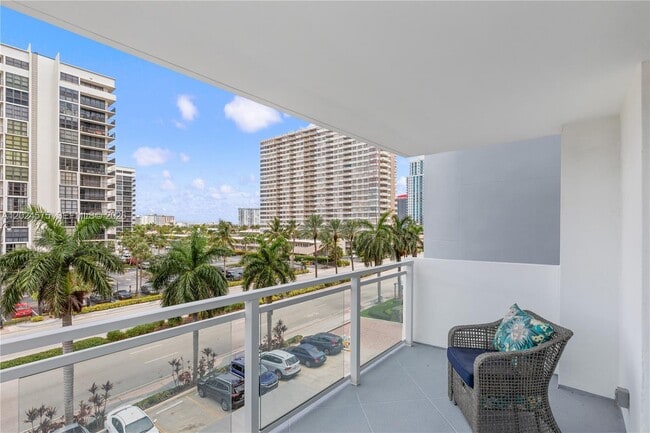 Building Photo - 2030 S Ocean Dr