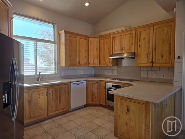 Building Photo - Sunny, spacious home in a prime cul-de-sac location!