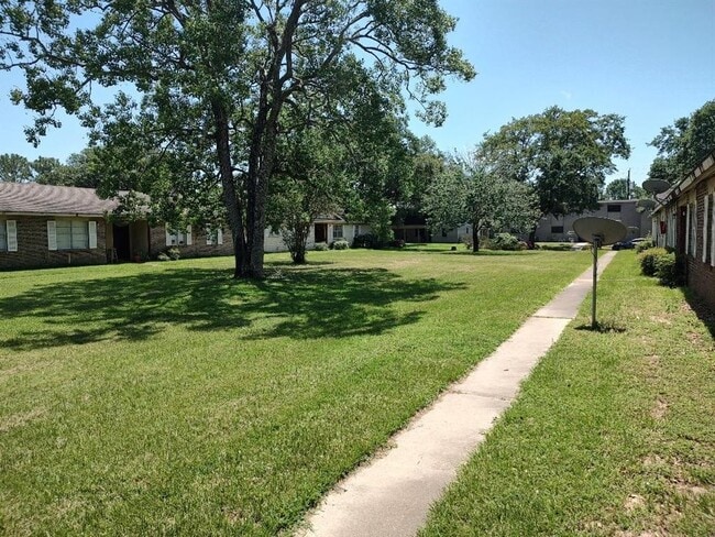 Primary Photo - 2000 Bahama Dr