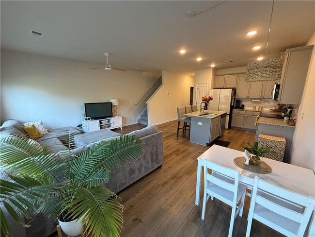 Building Photo - 209 Buckingham Ln